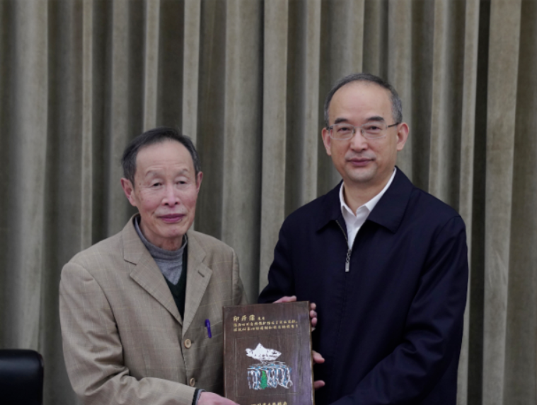 省長黃強為他頒發(fā)獎牌證書！